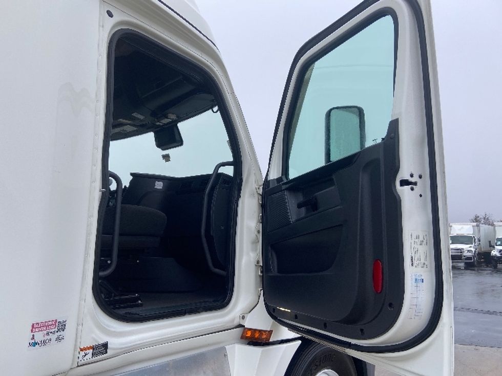 Sleeper Tractor-Heavy Duty Tractors-Freightliner-2023-T12664ST-San Antonio-TX-515,409\n\t\tmiles-$ 74,250 - Image 13