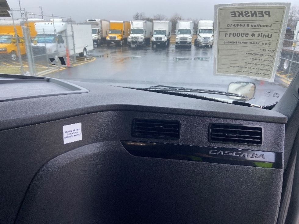 Sleeper Tractor-Heavy Duty Tractors-Freightliner-2023-T12664ST-San Antonio-TX-515,409\n\t\tmiles-$ 74,250 - Image 14