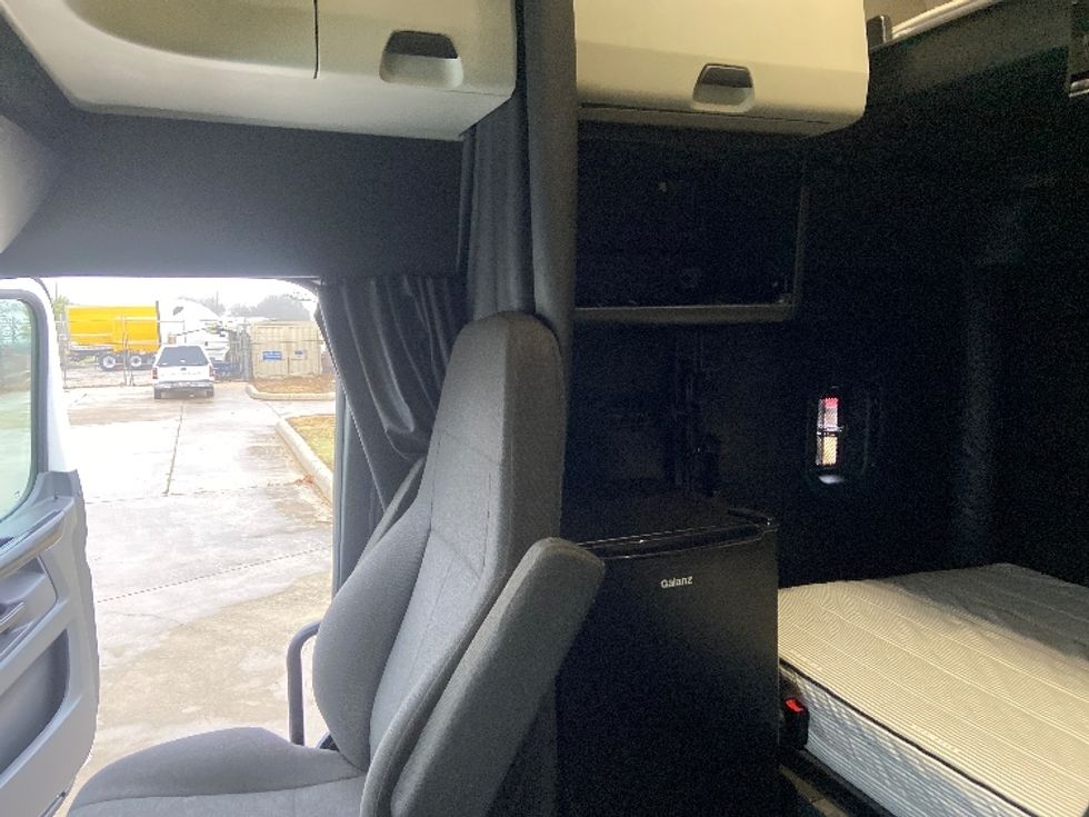 Sleeper Tractor-Heavy Duty Tractors-Freightliner-2023-T12664ST-San Antonio-TX-515,409\n\t\tmiles-$ 74,250 - Image 19