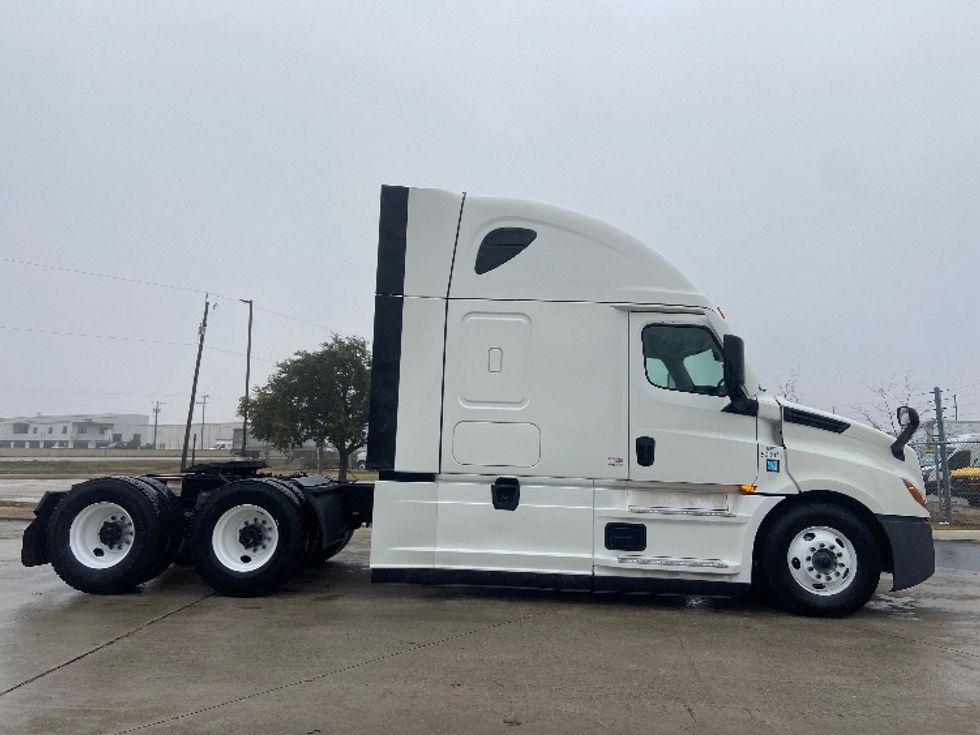 Sleeper Tractor-Heavy Duty Tractors-Freightliner-2023-T12664ST-San Antonio-TX-515,409\n\t\tmiles-$ 74,250 - Image 8