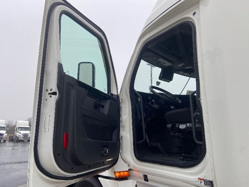 Sleeper Tractor-Heavy Duty Tractors-Freightliner-2023-T12664ST-San Antonio-TX-515,409\n\t\tmiles-$ 74,250 - Image 9