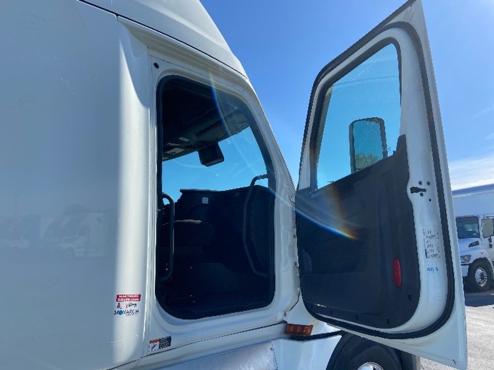 Sleeper Tractor-Heavy Duty Tractors-Freightliner-2023-T12664ST-San Antonio-TX-558,542\n\t\tmiles-$ 73,750 - Image 13