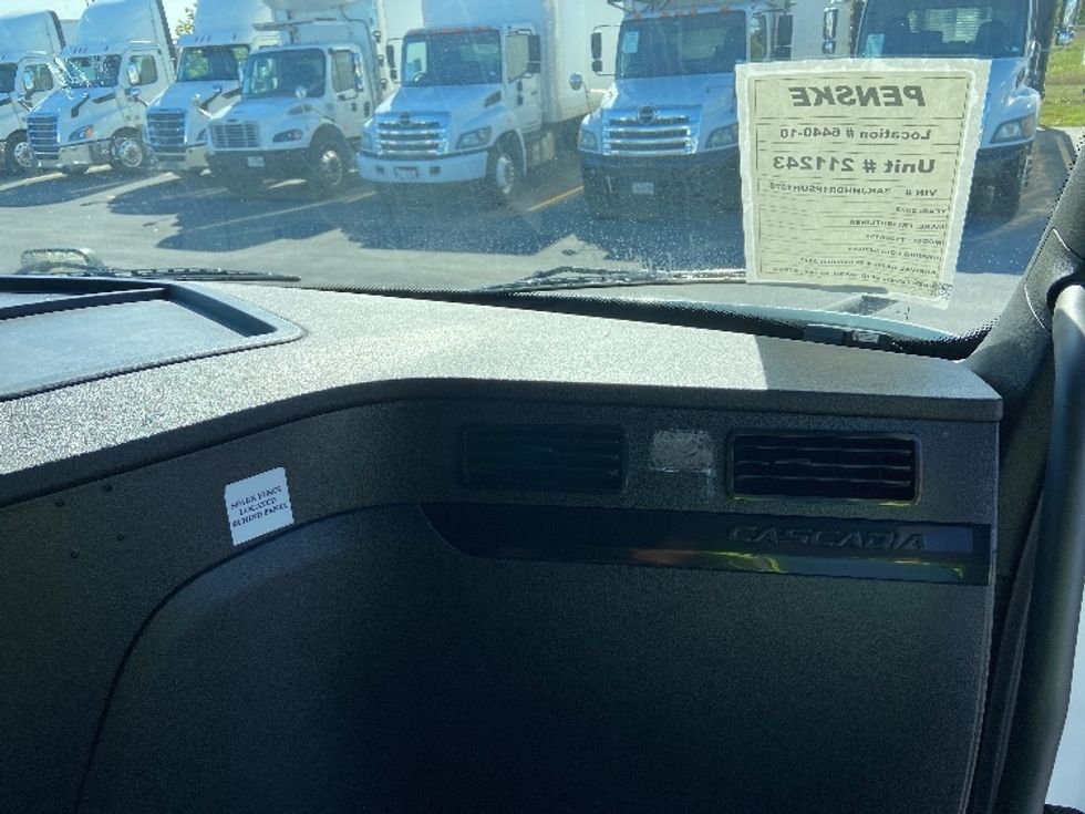 Sleeper Tractor-Heavy Duty Tractors-Freightliner-2023-T12664ST-San Antonio-TX-558,542\n\t\tmiles-$ 73,750 - Image 14