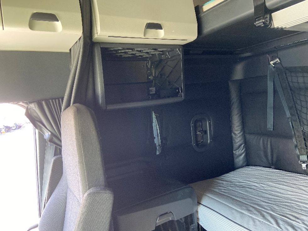 Sleeper Tractor-Heavy Duty Tractors-Freightliner-2023-T12664ST-San Antonio-TX-558,542\n\t\tmiles-$ 73,750 - Image 19