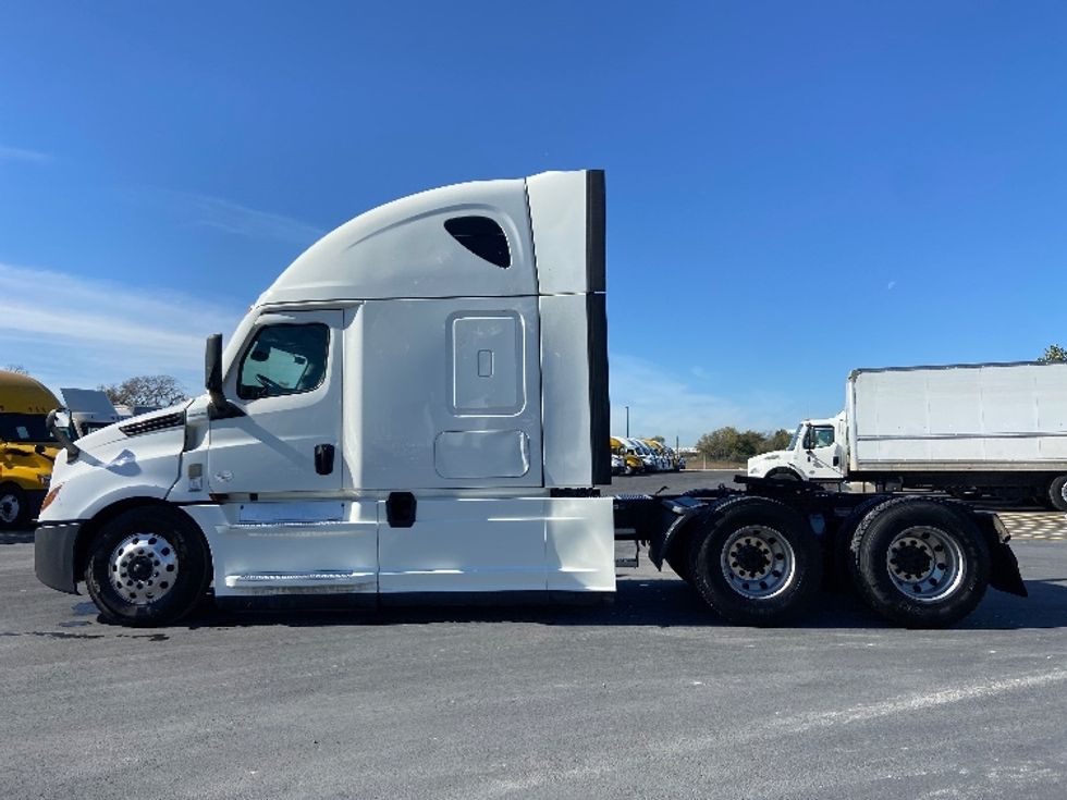 Sleeper Tractor-Heavy Duty Tractors-Freightliner-2023-T12664ST-San Antonio-TX-558,542\n\t\tmiles-$ 73,750 - Image 4