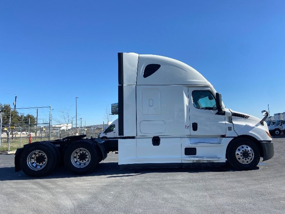 Sleeper Tractor-Heavy Duty Tractors-Freightliner-2023-T12664ST-San Antonio-TX-558,542\n\t\tmiles-$ 73,750 - Image 8