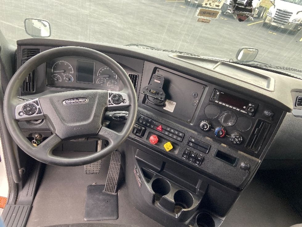 Sleeper Tractor-Heavy Duty Tractors-Freightliner-2023-T12664ST-San Antonio-TX-588,143\n\t\tmiles-$ 67,000 - Image 11