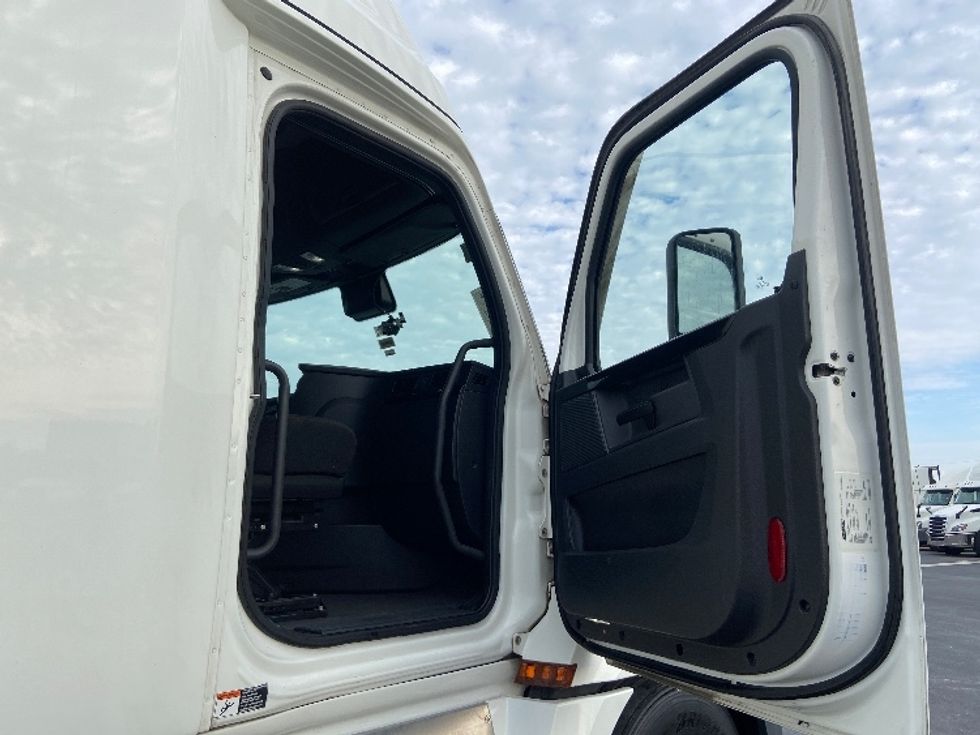 Sleeper Tractor-Heavy Duty Tractors-Freightliner-2023-T12664ST-San Antonio-TX-588,143\n\t\tmiles-$ 67,000 - Image 13