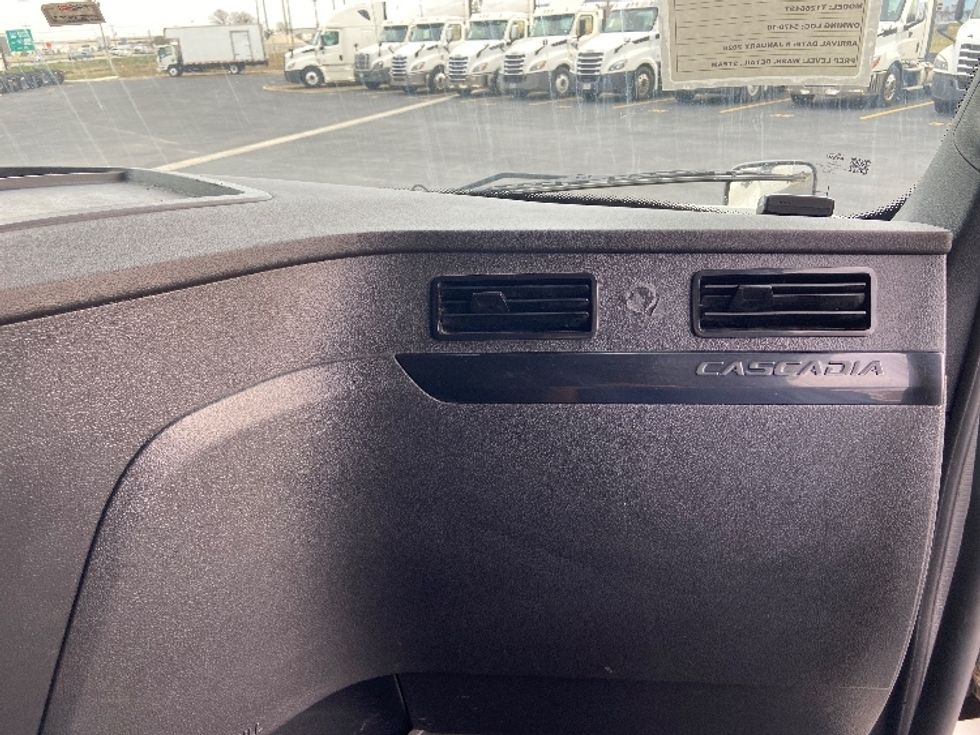 Sleeper Tractor-Heavy Duty Tractors-Freightliner-2023-T12664ST-San Antonio-TX-588,143\n\t\tmiles-$ 67,000 - Image 14