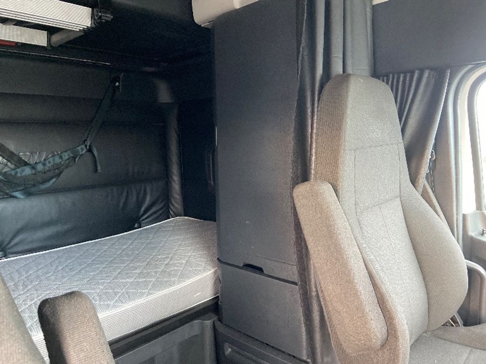 Sleeper Tractor-Heavy Duty Tractors-Freightliner-2023-T12664ST-San Antonio-TX-588,143\n\t\tmiles-$ 67,000 - Image 18