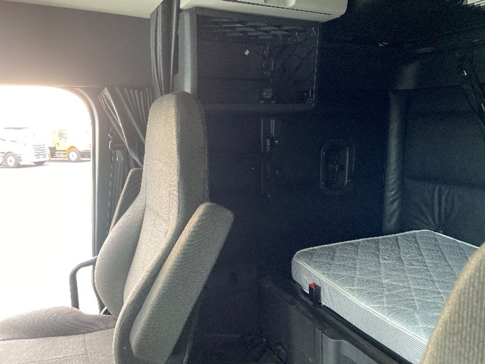 Sleeper Tractor-Heavy Duty Tractors-Freightliner-2023-T12664ST-San Antonio-TX-588,143\n\t\tmiles-$ 67,000 - Image 19