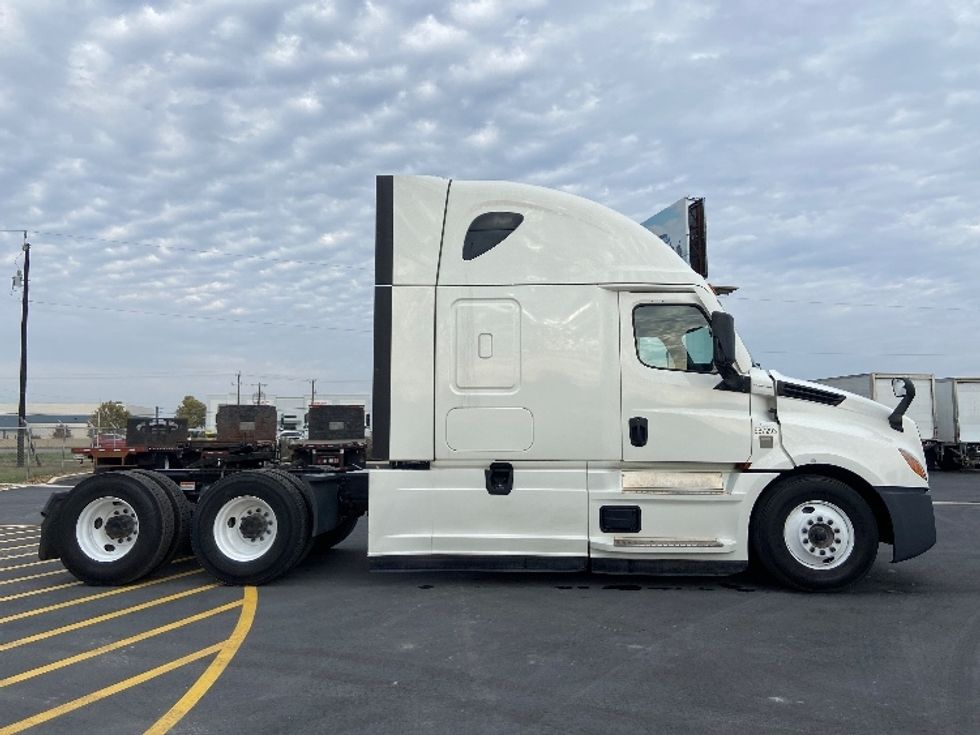 Sleeper Tractor-Heavy Duty Tractors-Freightliner-2023-T12664ST-San Antonio-TX-588,143\n\t\tmiles-$ 67,000 - Image 8
