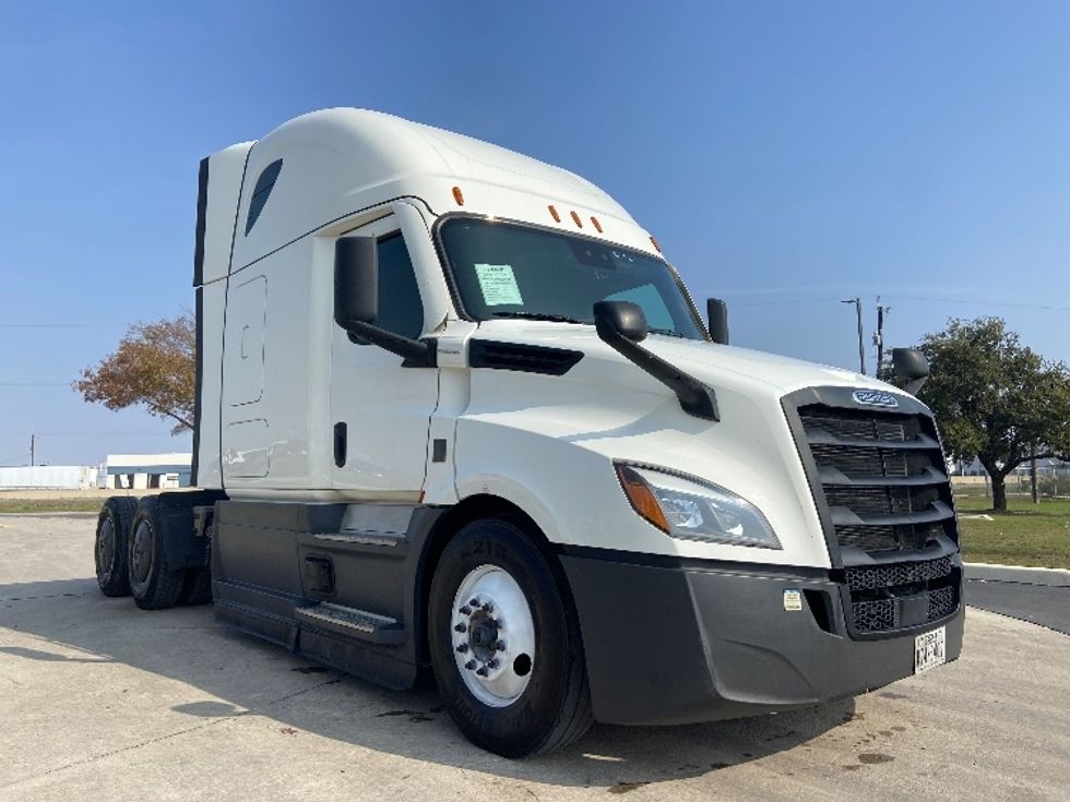 Sleeper Tractor-Heavy Duty Tractors-Freightliner-2023-T12664ST-San Antonio-TX-674,955\n\t\tmiles-$ 57,750 - Image 1