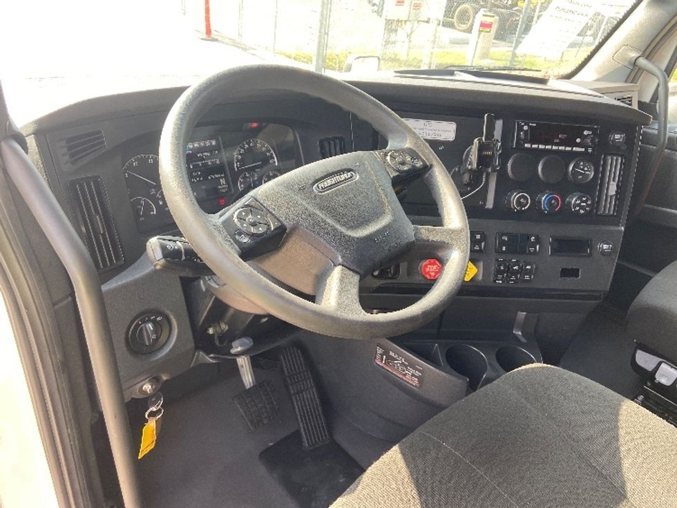 Sleeper Tractor-Heavy Duty Tractors-Freightliner-2023-T12664ST-San Antonio-TX-674,955\n\t\tmiles-$ 57,750 - Image 10