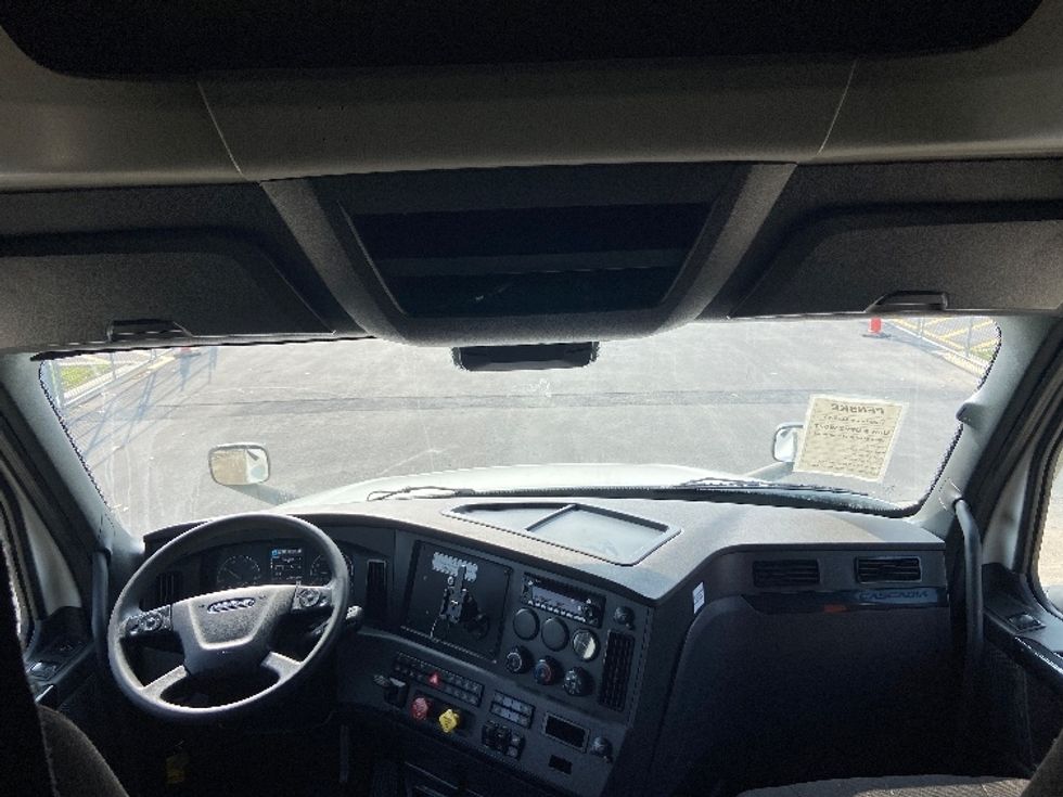 Sleeper Tractor-Heavy Duty Tractors-Freightliner-2023-T12664ST-San Antonio-TX-674,955\n\t\tmiles-$ 57,750 - Image 12