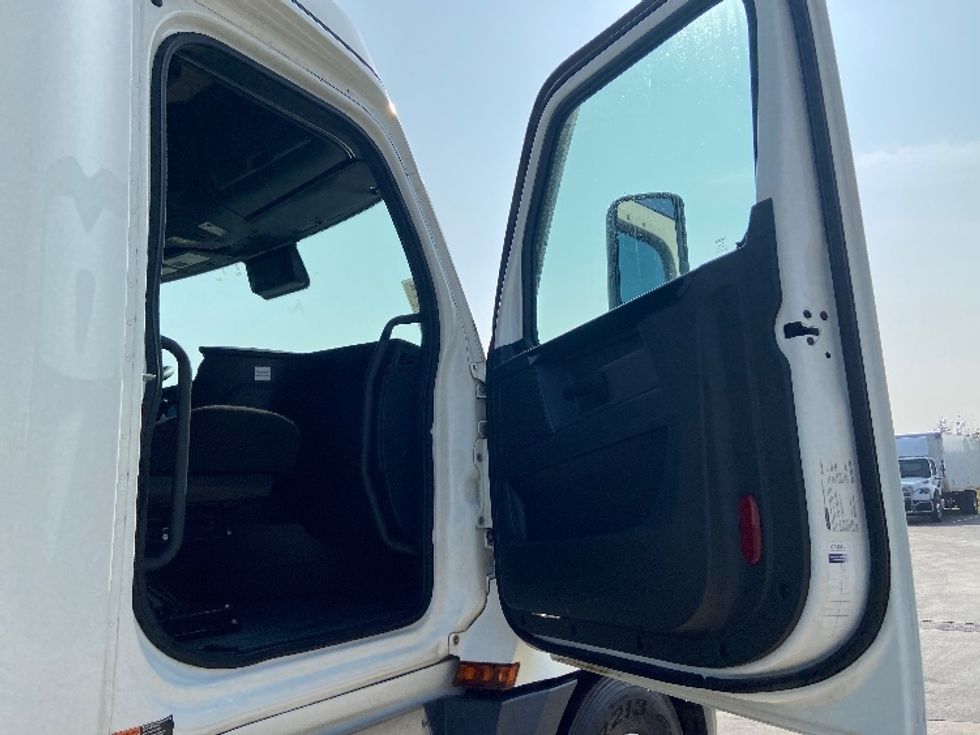 Sleeper Tractor-Heavy Duty Tractors-Freightliner-2023-T12664ST-San Antonio-TX-674,955\n\t\tmiles-$ 57,750 - Image 13