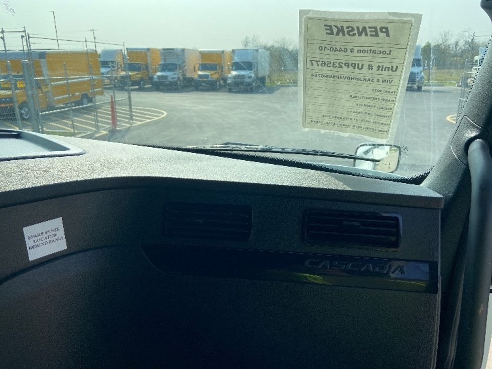 Sleeper Tractor-Heavy Duty Tractors-Freightliner-2023-T12664ST-San Antonio-TX-674,955\n\t\tmiles-$ 57,750 - Image 14