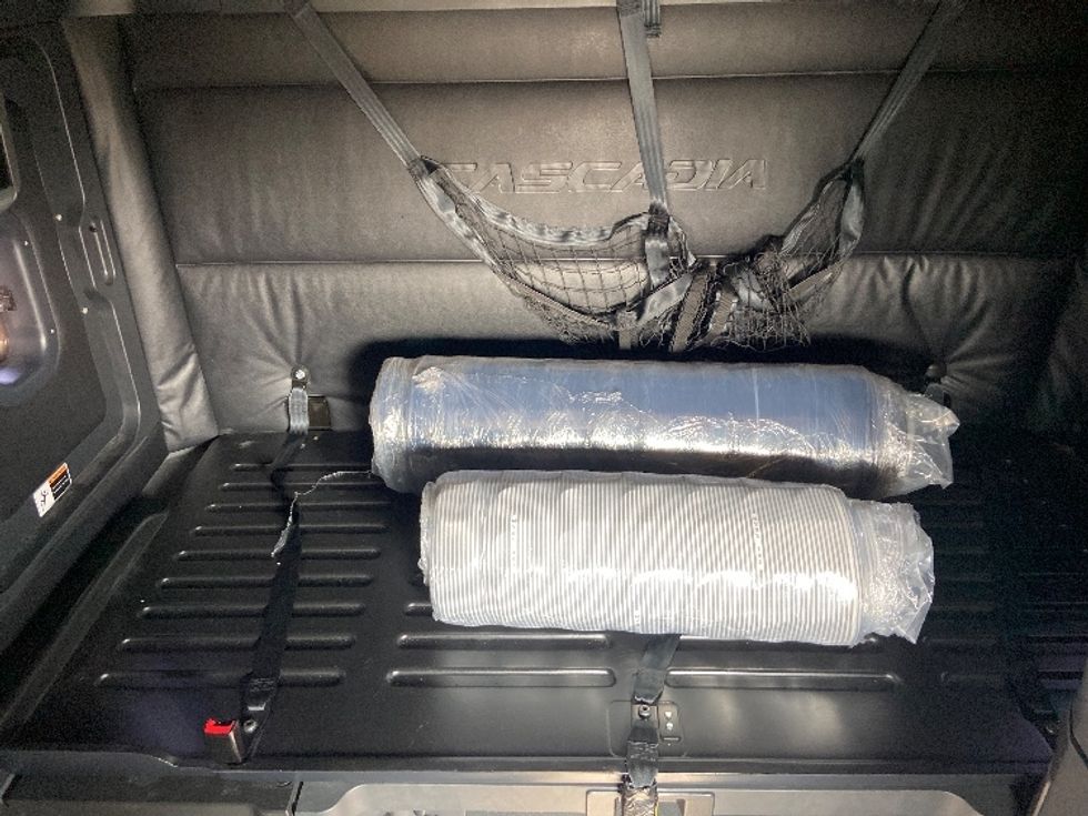 Sleeper Tractor-Heavy Duty Tractors-Freightliner-2023-T12664ST-San Antonio-TX-674,955\n\t\tmiles-$ 57,750 - Image 17