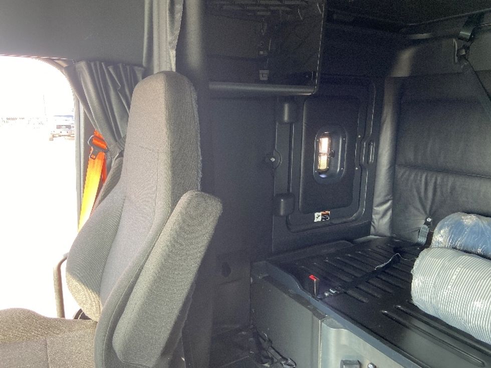 Sleeper Tractor-Heavy Duty Tractors-Freightliner-2023-T12664ST-San Antonio-TX-674,955\n\t\tmiles-$ 57,750 - Image 19