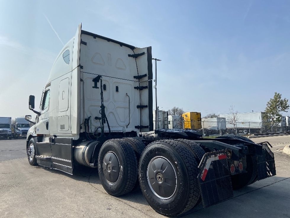 Sleeper Tractor-Heavy Duty Tractors-Freightliner-2023-T12664ST-San Antonio-TX-674,955\n\t\tmiles-$ 57,750 - Image 5