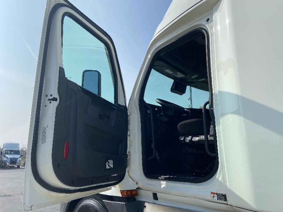 Sleeper Tractor-Heavy Duty Tractors-Freightliner-2023-T12664ST-San Antonio-TX-674,955\n\t\tmiles-$ 57,750 - Image 9