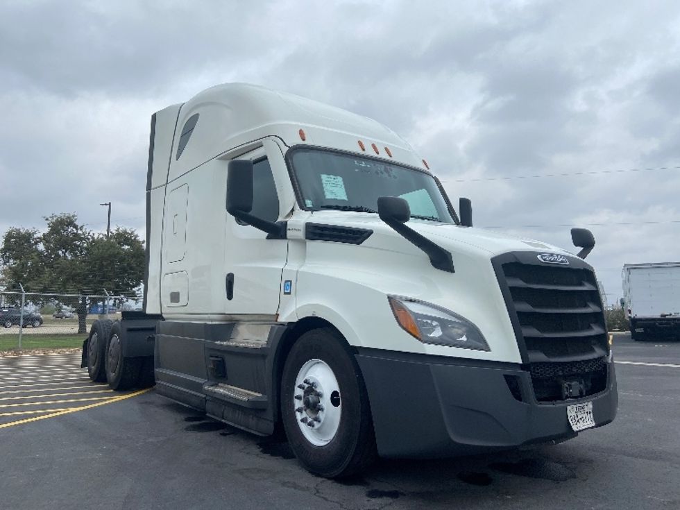 Sleeper Tractor-Heavy Duty Tractors-Freightliner-2023-T12664ST-San Antonio-TX-711,226\n\t\tmiles-$ 54,000 - Image 1
