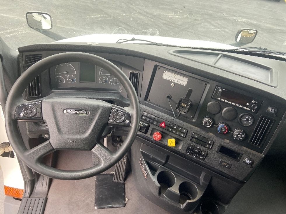 Sleeper Tractor-Heavy Duty Tractors-Freightliner-2023-T12664ST-San Antonio-TX-711,226\n\t\tmiles-$ 54,000 - Image 11