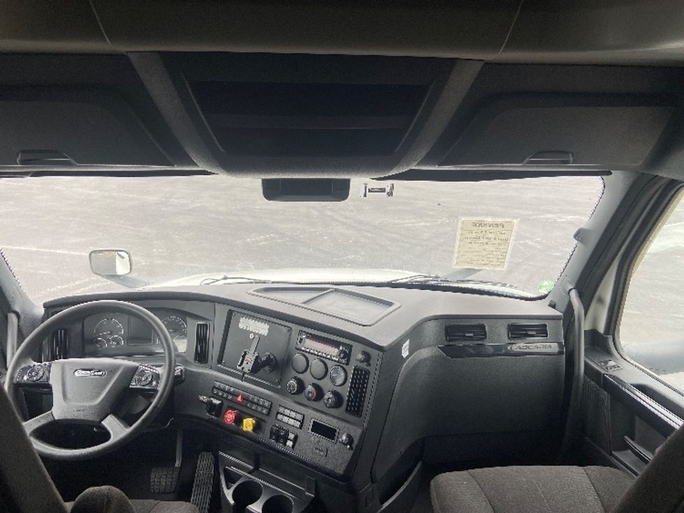 Sleeper Tractor-Heavy Duty Tractors-Freightliner-2023-T12664ST-San Antonio-TX-711,226\n\t\tmiles-$ 54,000 - Image 12