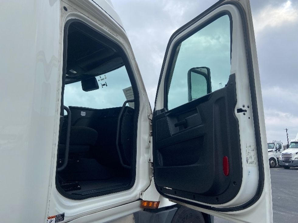 Sleeper Tractor-Heavy Duty Tractors-Freightliner-2023-T12664ST-San Antonio-TX-711,226\n\t\tmiles-$ 54,000 - Image 13