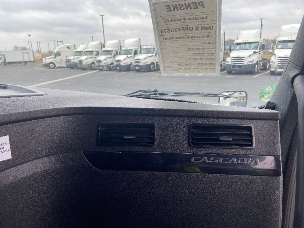 Sleeper Tractor-Heavy Duty Tractors-Freightliner-2023-T12664ST-San Antonio-TX-711,226\n\t\tmiles-$ 54,000 - Image 14