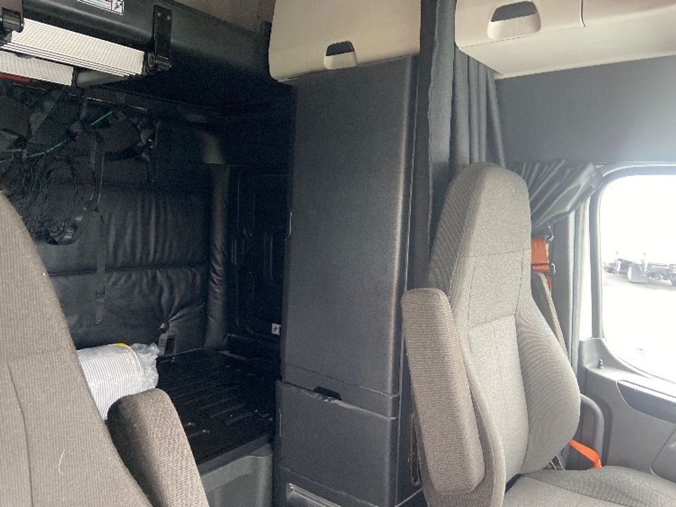 Sleeper Tractor-Heavy Duty Tractors-Freightliner-2023-T12664ST-San Antonio-TX-711,226\n\t\tmiles-$ 54,000 - Image 18