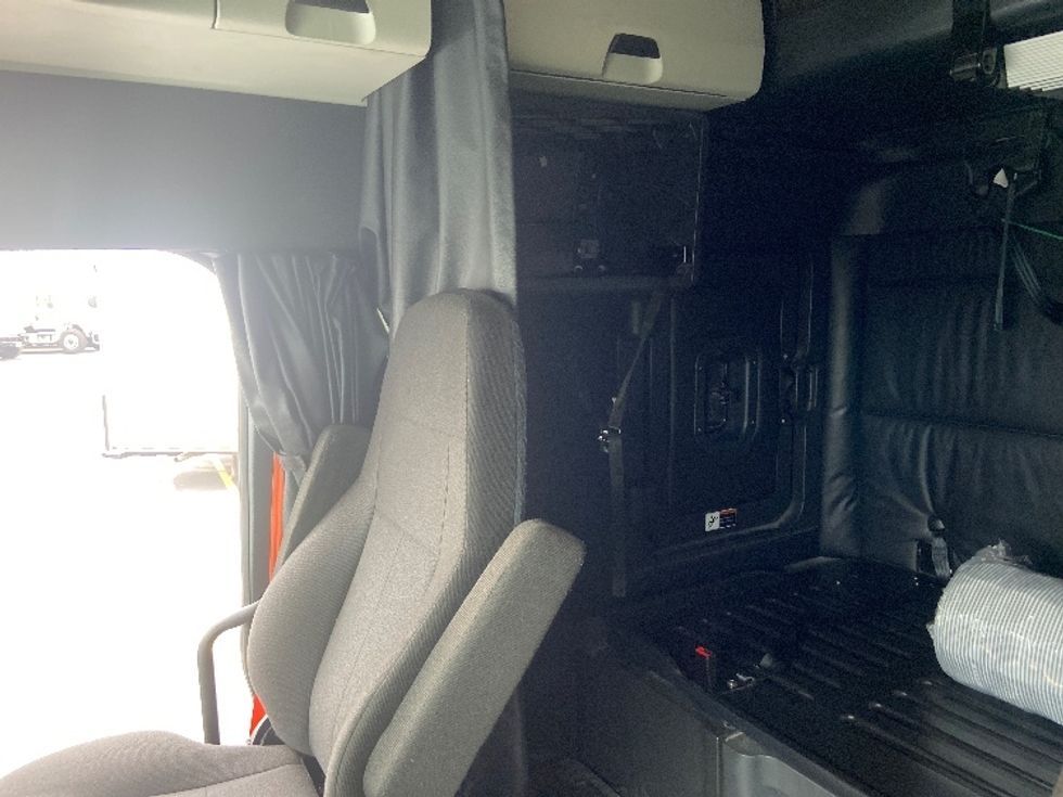 Sleeper Tractor-Heavy Duty Tractors-Freightliner-2023-T12664ST-San Antonio-TX-711,226\n\t\tmiles-$ 54,000 - Image 19