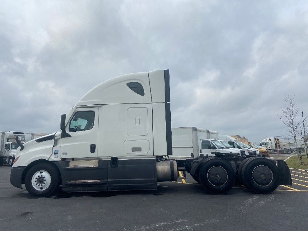 Sleeper Tractor-Heavy Duty Tractors-Freightliner-2023-T12664ST-San Antonio-TX-711,226\n\t\tmiles-$ 54,000 - Image 4