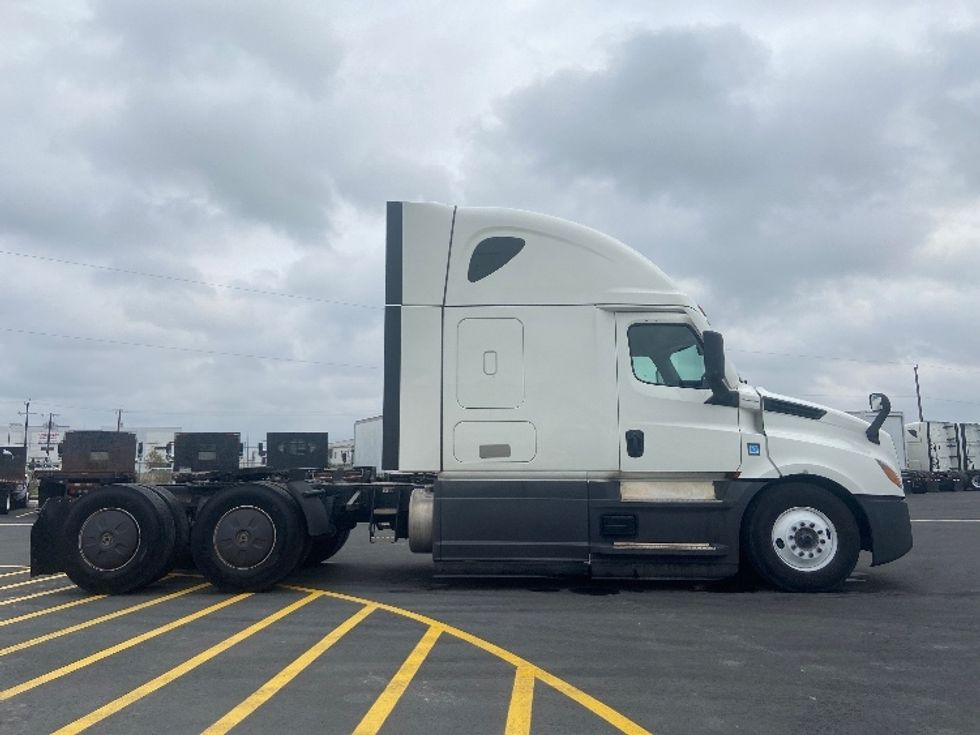 Sleeper Tractor-Heavy Duty Tractors-Freightliner-2023-T12664ST-San Antonio-TX-711,226\n\t\tmiles-$ 54,000 - Image 8