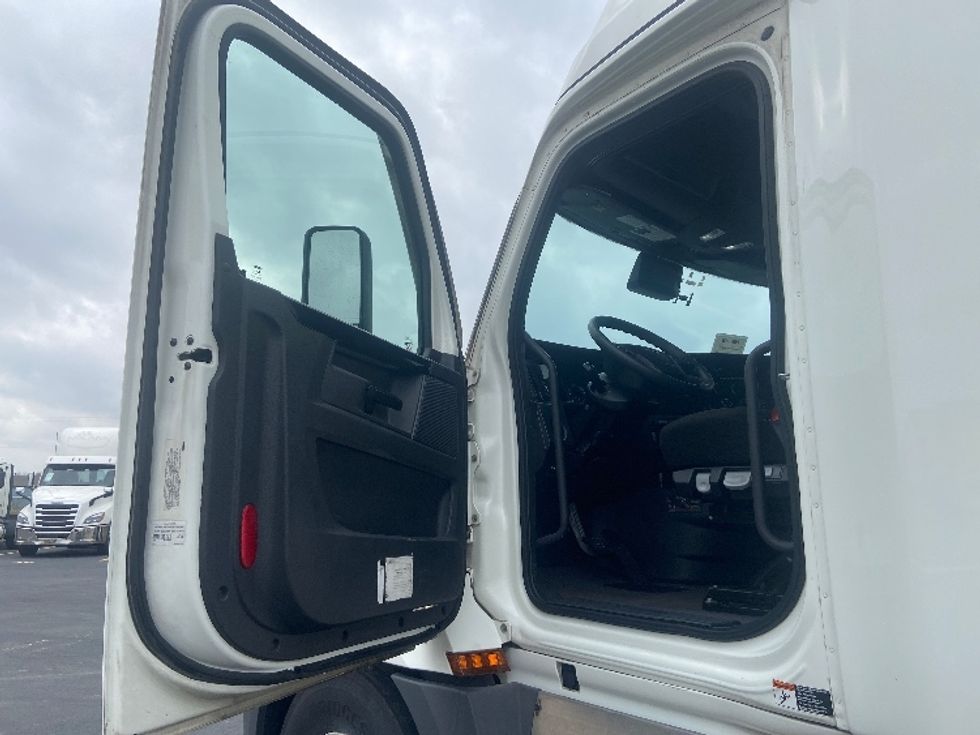 Sleeper Tractor-Heavy Duty Tractors-Freightliner-2023-T12664ST-San Antonio-TX-711,226\n\t\tmiles-$ 54,000 - Image 9