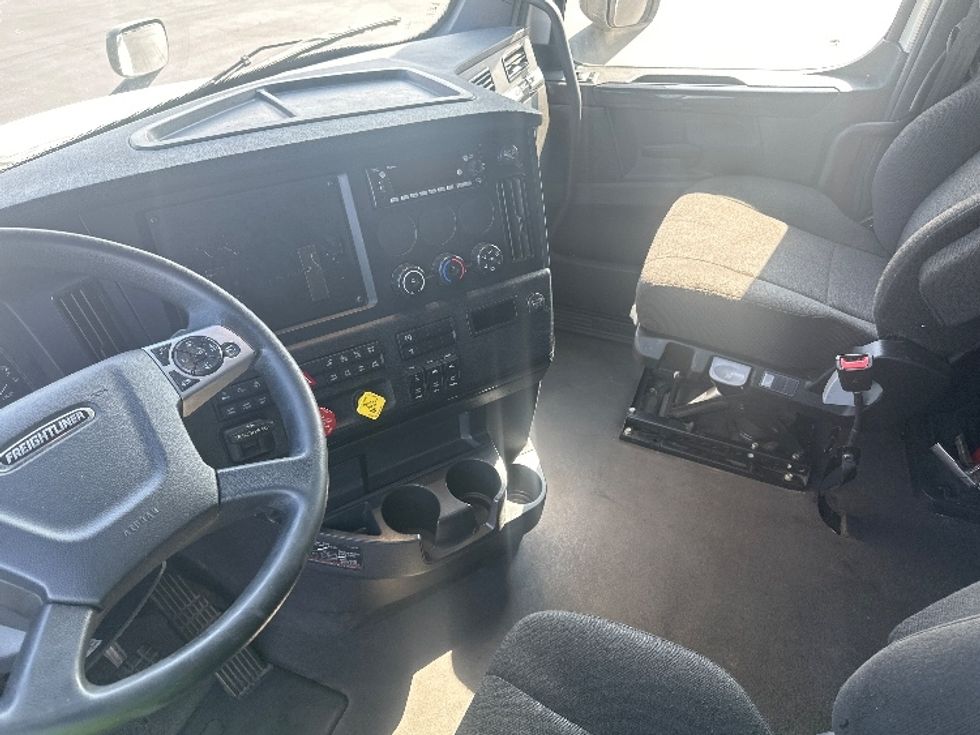 Sleeper Tractor-Heavy Duty Tractors-Freightliner-2023-T12664ST-Sheboygan-WI-591,264\n\t\tmiles-$ 66,000 - Image 10