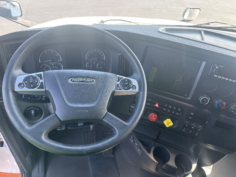 Sleeper Tractor-Heavy Duty Tractors-Freightliner-2023-T12664ST-Sheboygan-WI-591,264\n\t\tmiles-$ 66,000 - Image 11
