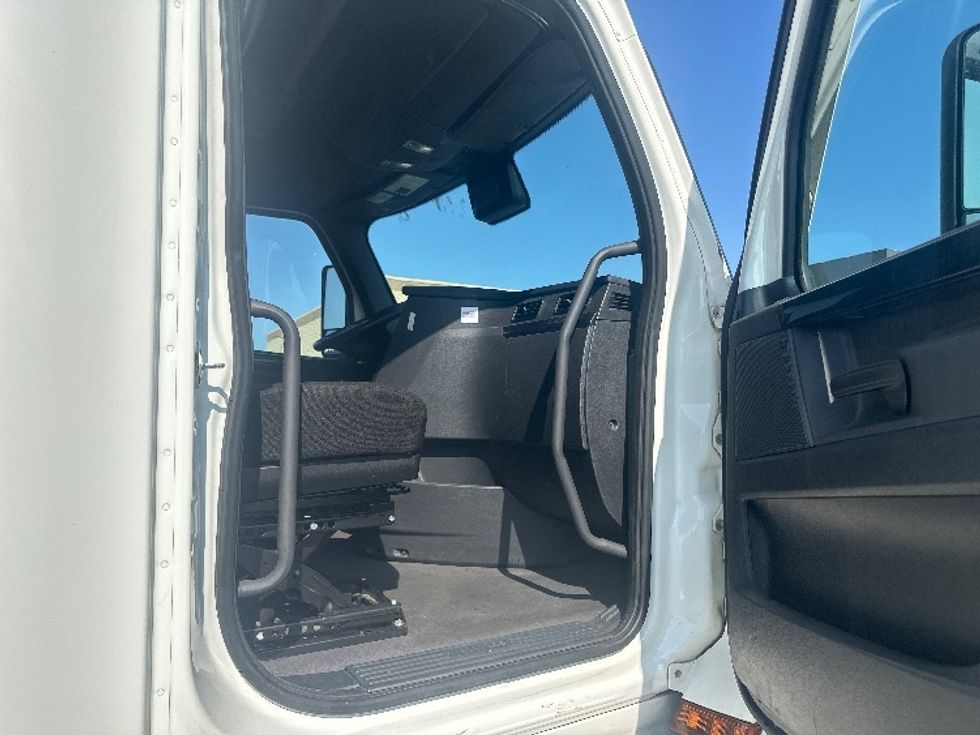 Sleeper Tractor-Heavy Duty Tractors-Freightliner-2023-T12664ST-Sheboygan-WI-591,264\n\t\tmiles-$ 66,000 - Image 13