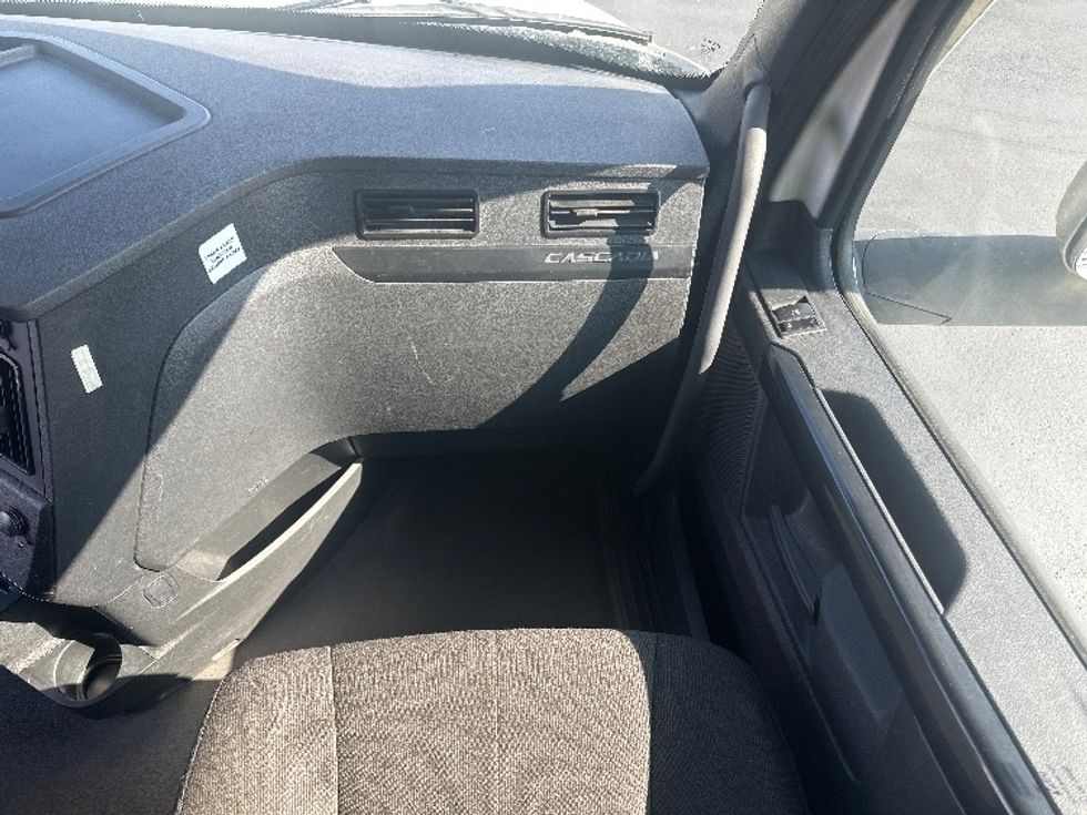 Sleeper Tractor-Heavy Duty Tractors-Freightliner-2023-T12664ST-Sheboygan-WI-591,264\n\t\tmiles-$ 66,000 - Image 14