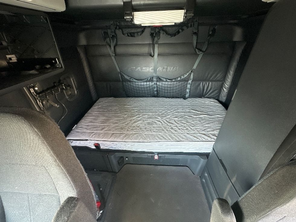 Sleeper Tractor-Heavy Duty Tractors-Freightliner-2023-T12664ST-Sheboygan-WI-591,264\n\t\tmiles-$ 66,000 - Image 16