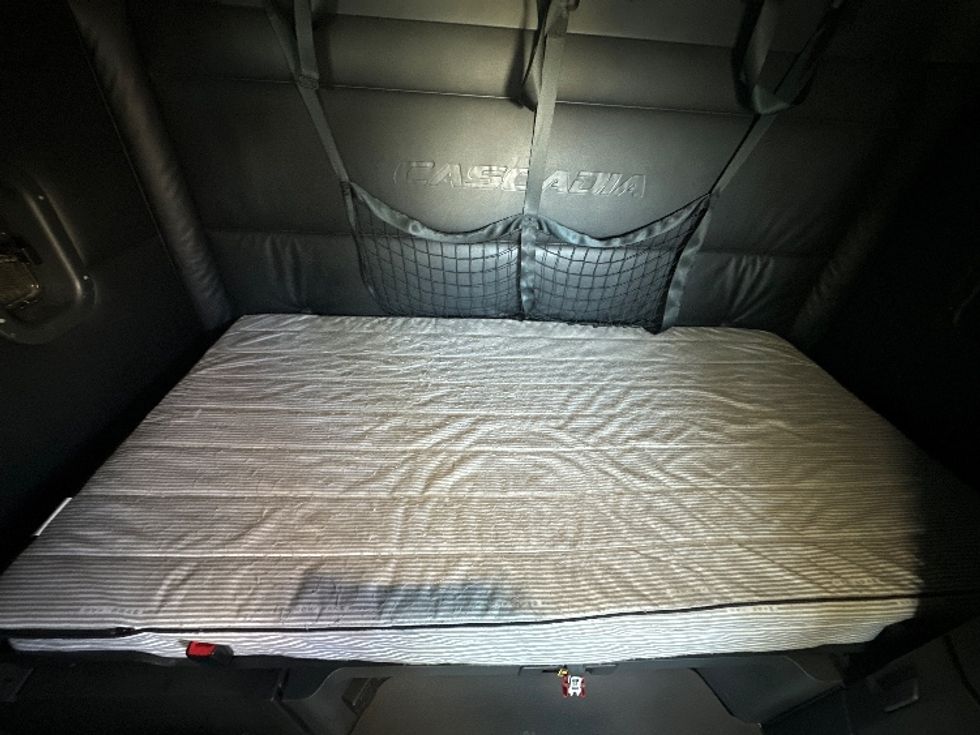 Sleeper Tractor-Heavy Duty Tractors-Freightliner-2023-T12664ST-Sheboygan-WI-591,264\n\t\tmiles-$ 66,000 - Image 17