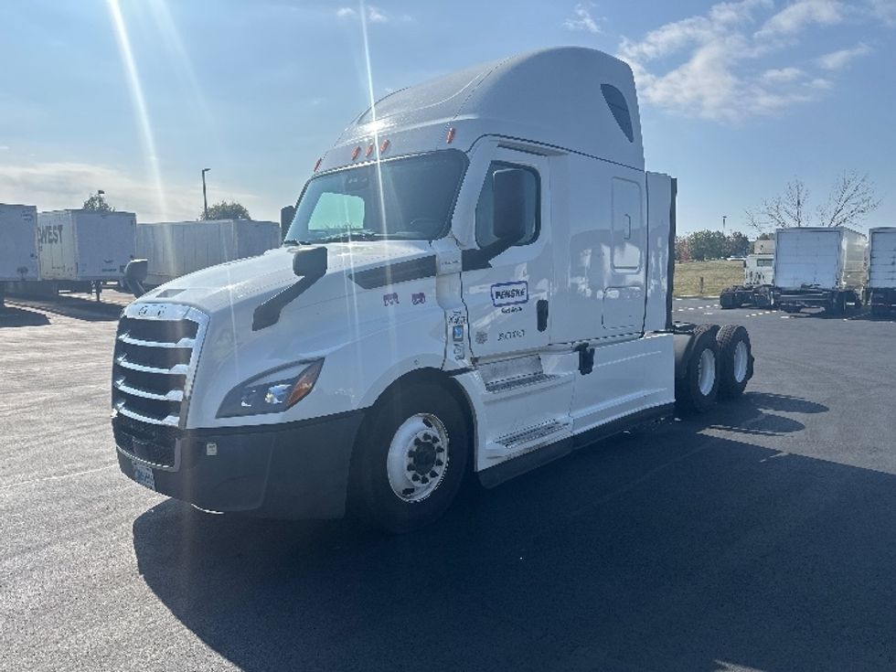 Sleeper Tractor-Heavy Duty Tractors-Freightliner-2023-T12664ST-Sheboygan-WI-591,264\n\t\tmiles-$ 66,000 - Image 3