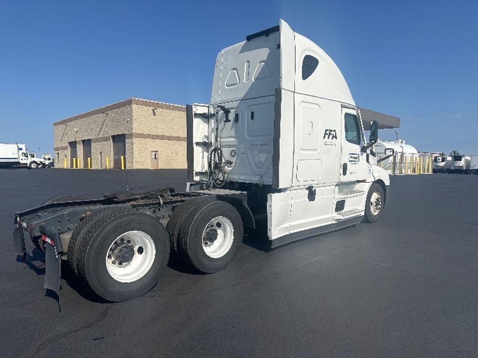 Sleeper Tractor-Heavy Duty Tractors-Freightliner-2023-T12664ST-Sheboygan-WI-591,264\n\t\tmiles-$ 66,000 - Image 7