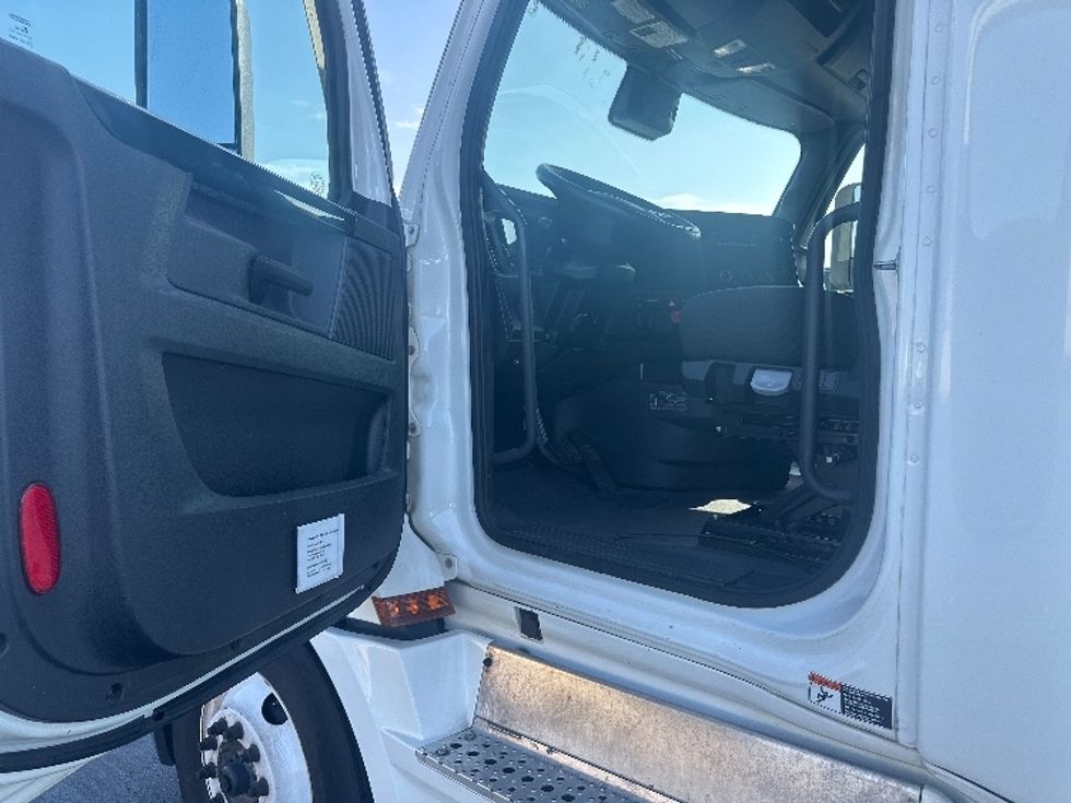 Sleeper Tractor-Heavy Duty Tractors-Freightliner-2023-T12664ST-Sheboygan-WI-591,264\n\t\tmiles-$ 66,000 - Image 9