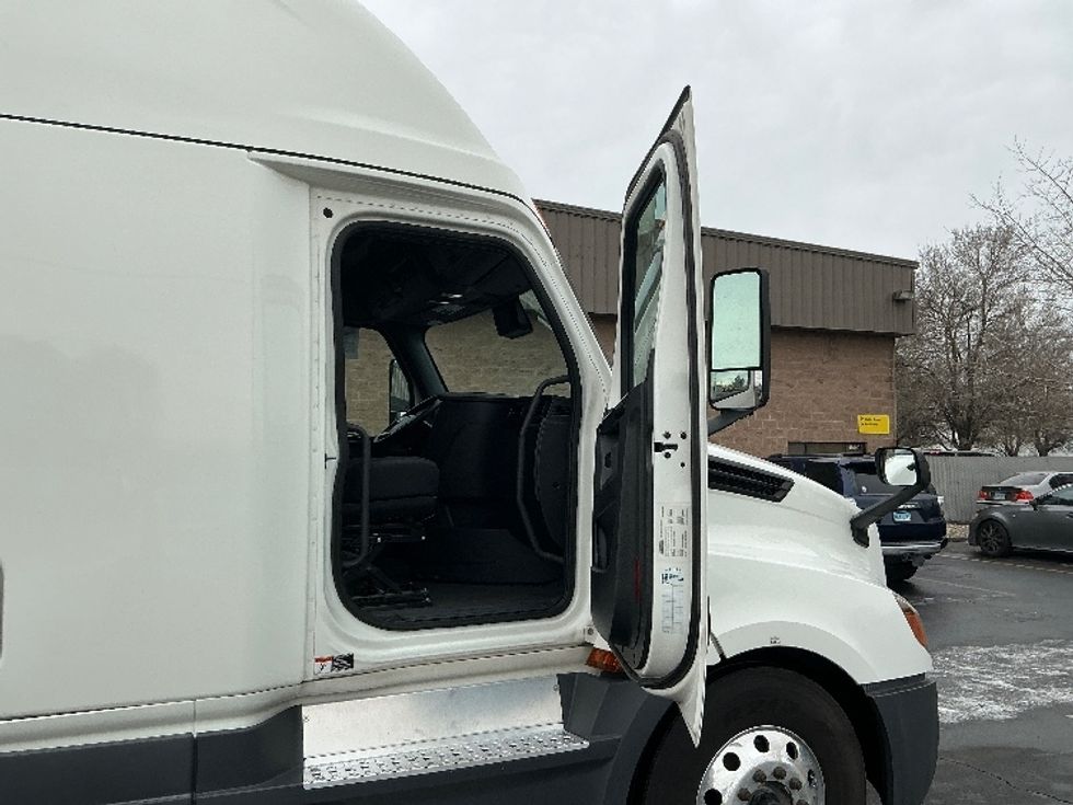 Sleeper Tractor-Heavy Duty Tractors-Freightliner-2023-T12664ST-Sparks-NV-576,028\n\t\tmiles-$ 73,250 - Image 13