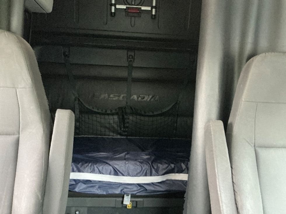 Sleeper Tractor-Heavy Duty Tractors-Freightliner-2023-T12664ST-Sparks-NV-576,028\n\t\tmiles-$ 73,250 - Image 16