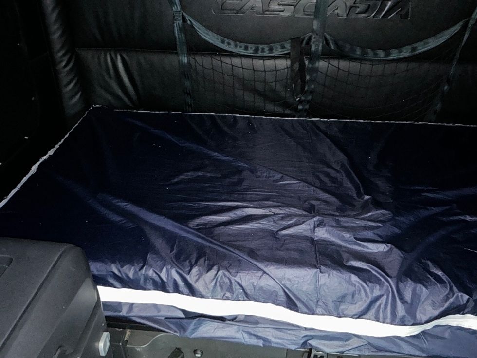 Sleeper Tractor-Heavy Duty Tractors-Freightliner-2023-T12664ST-Sparks-NV-576,028\n\t\tmiles-$ 73,250 - Image 17