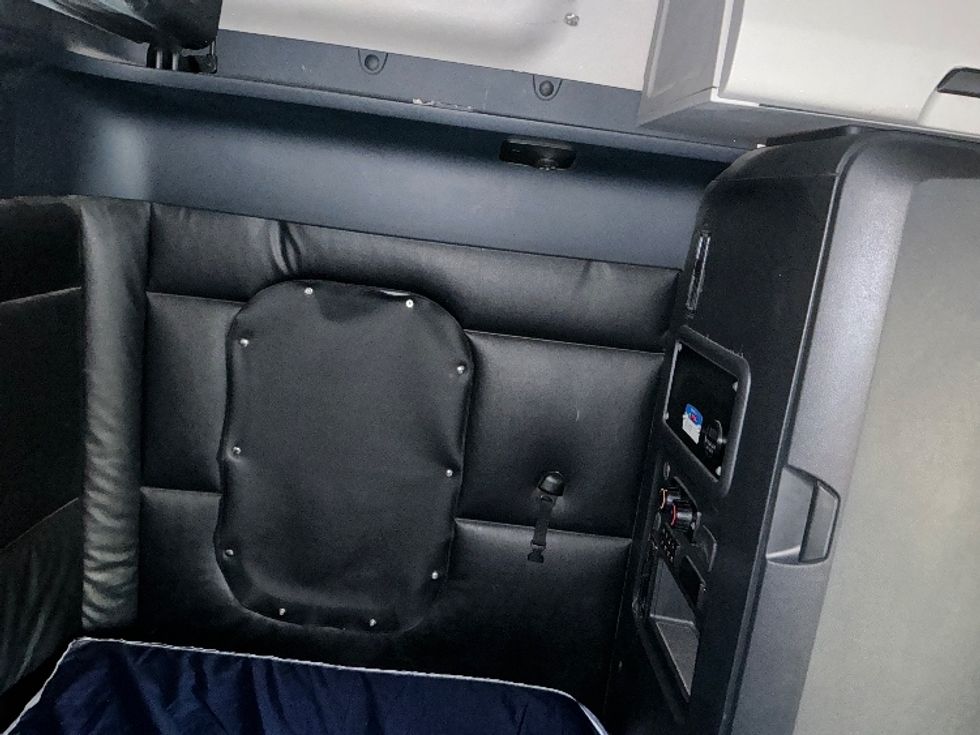 Sleeper Tractor-Heavy Duty Tractors-Freightliner-2023-T12664ST-Sparks-NV-576,028\n\t\tmiles-$ 73,250 - Image 18