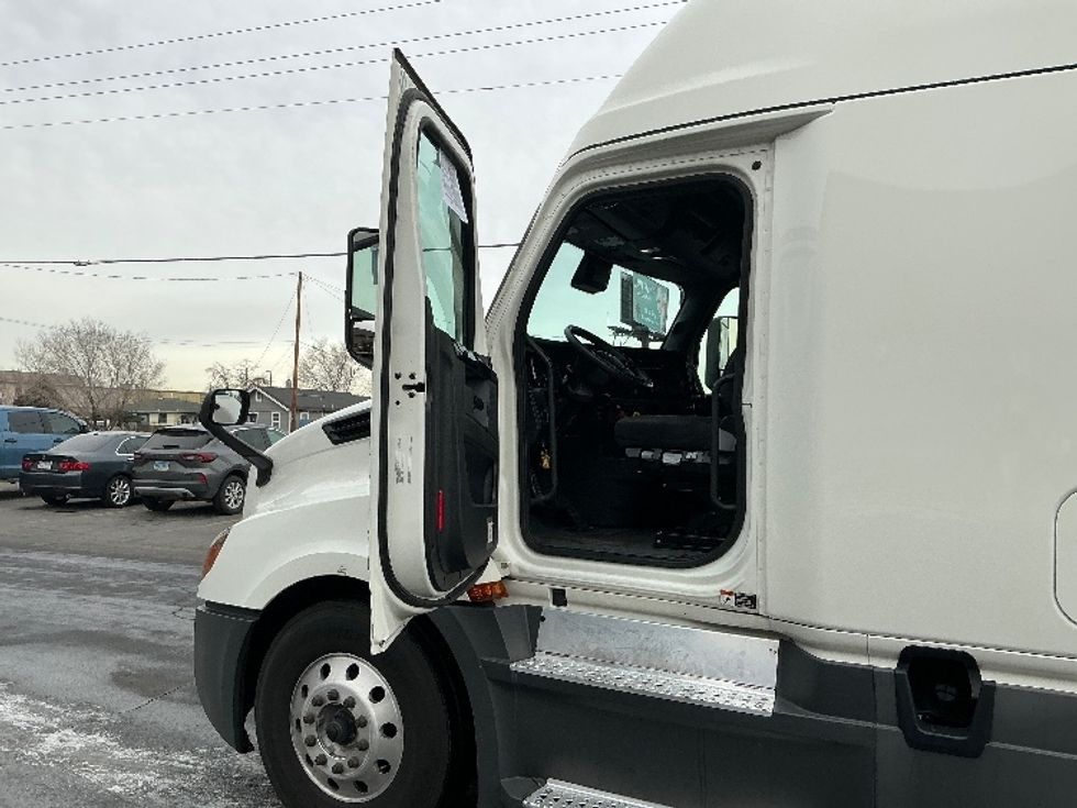 Sleeper Tractor-Heavy Duty Tractors-Freightliner-2023-T12664ST-Sparks-NV-576,028\n\t\tmiles-$ 73,250 - Image 9