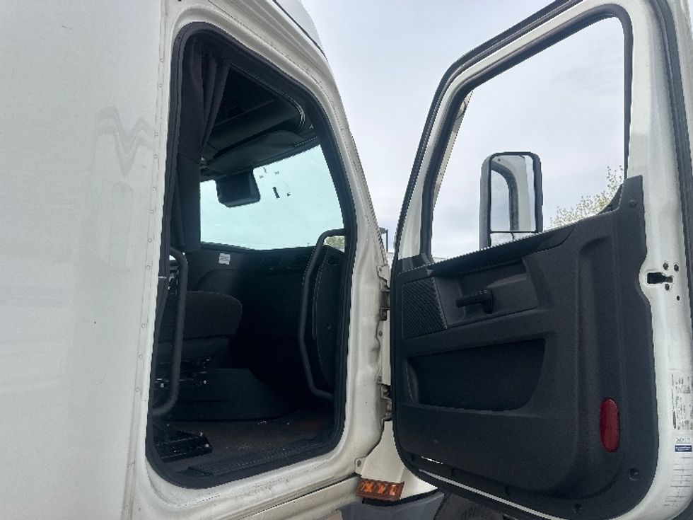 Sleeper Tractor-Heavy Duty Tractors-Freightliner-2023-T12664ST-Sparks-NV-583,722\n\t\tmiles-$ 71,500 - Image 13